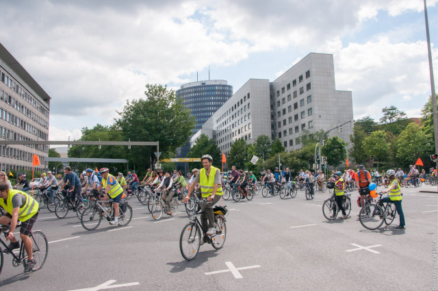 Fahrradsternfahrt 2014: Einfahrt zum Friedensplatz